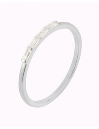 Bague fine avec zircons taille baguette sertis dans une barre