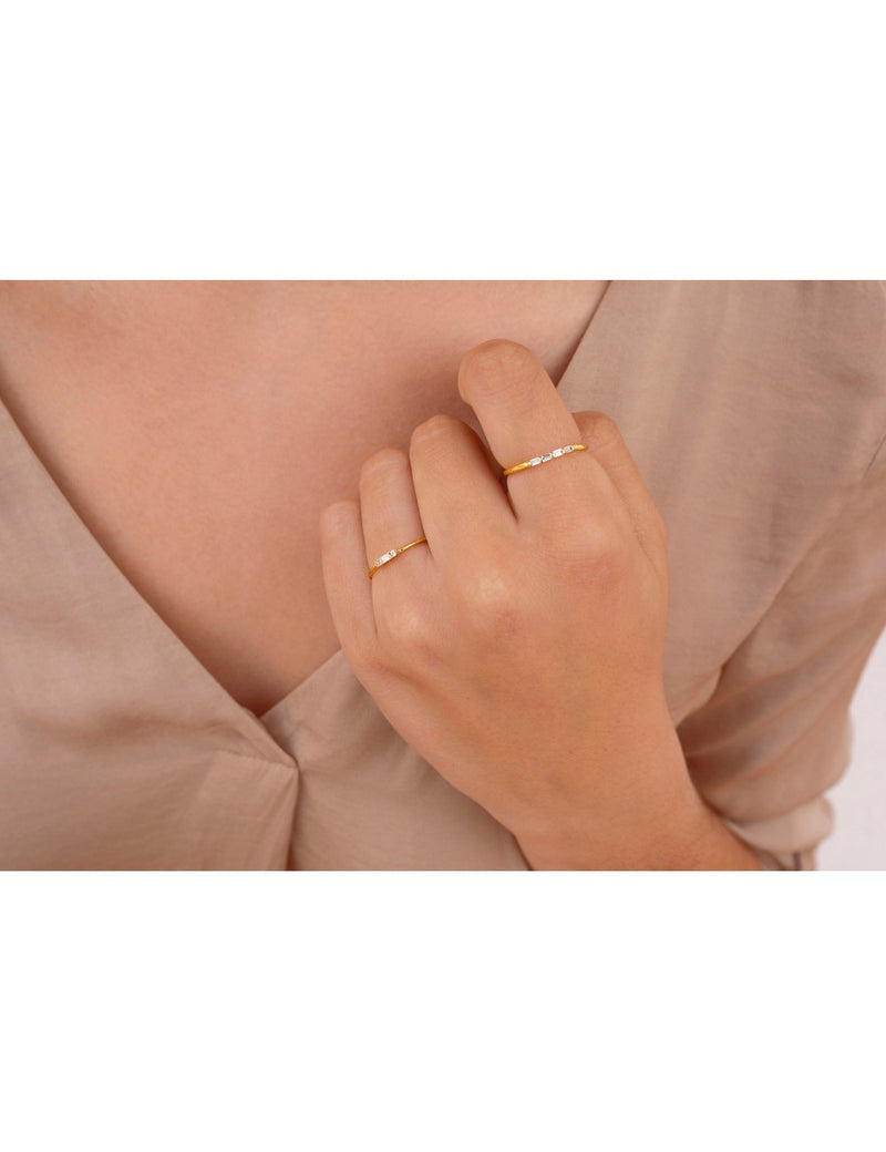 Bague fine avec zircons taille baguette sertis dans une barre