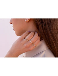 Bague fine avec zircons taille baguette sertis dans une barre