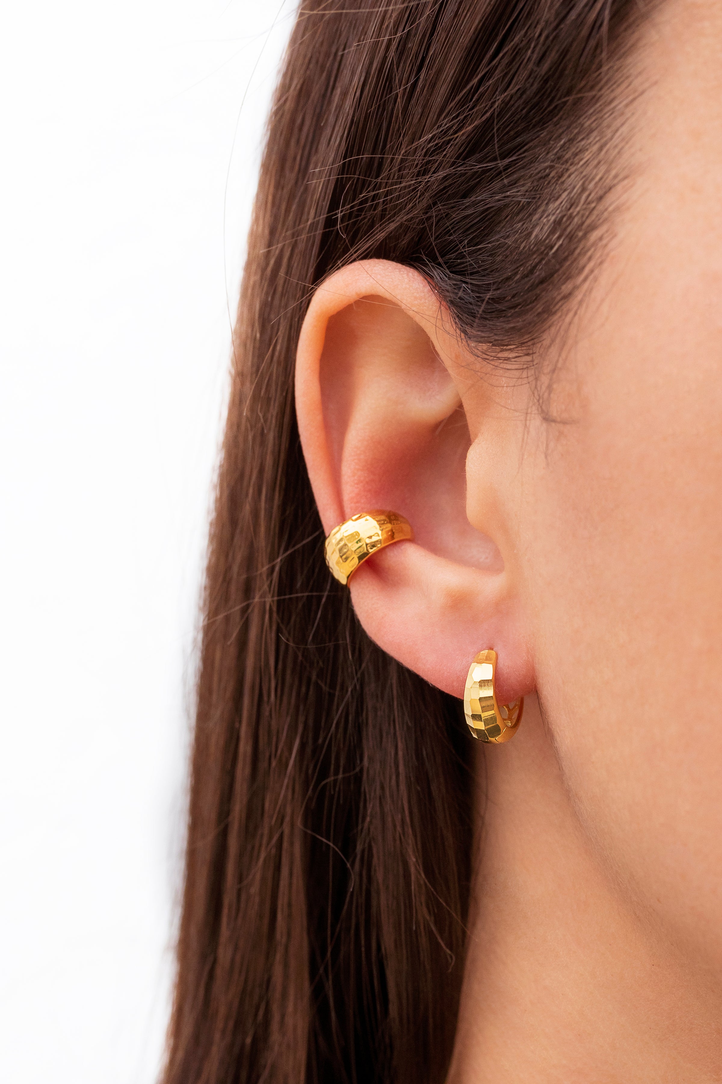 Klobige, facettierte und gehämmerte Ohrklemmen aus Muschelholz