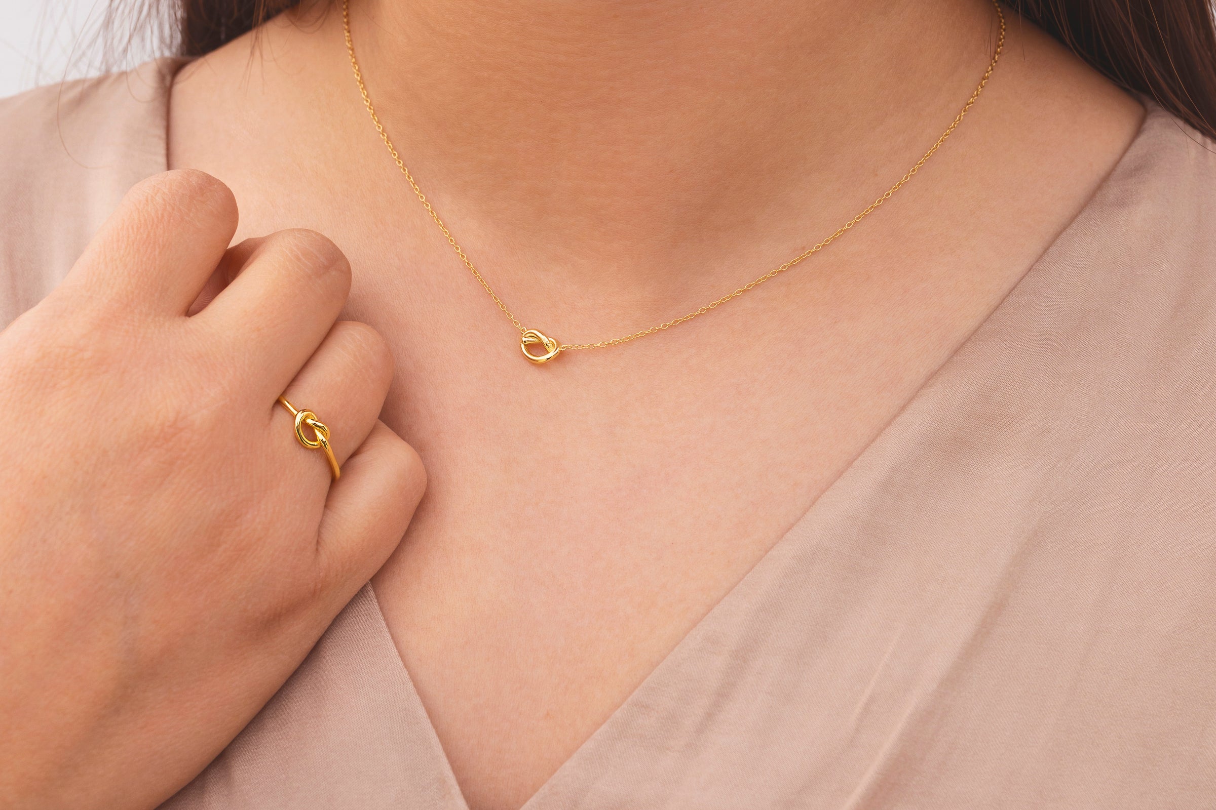 Collar con colgante de nudo de amor en forma de corazón