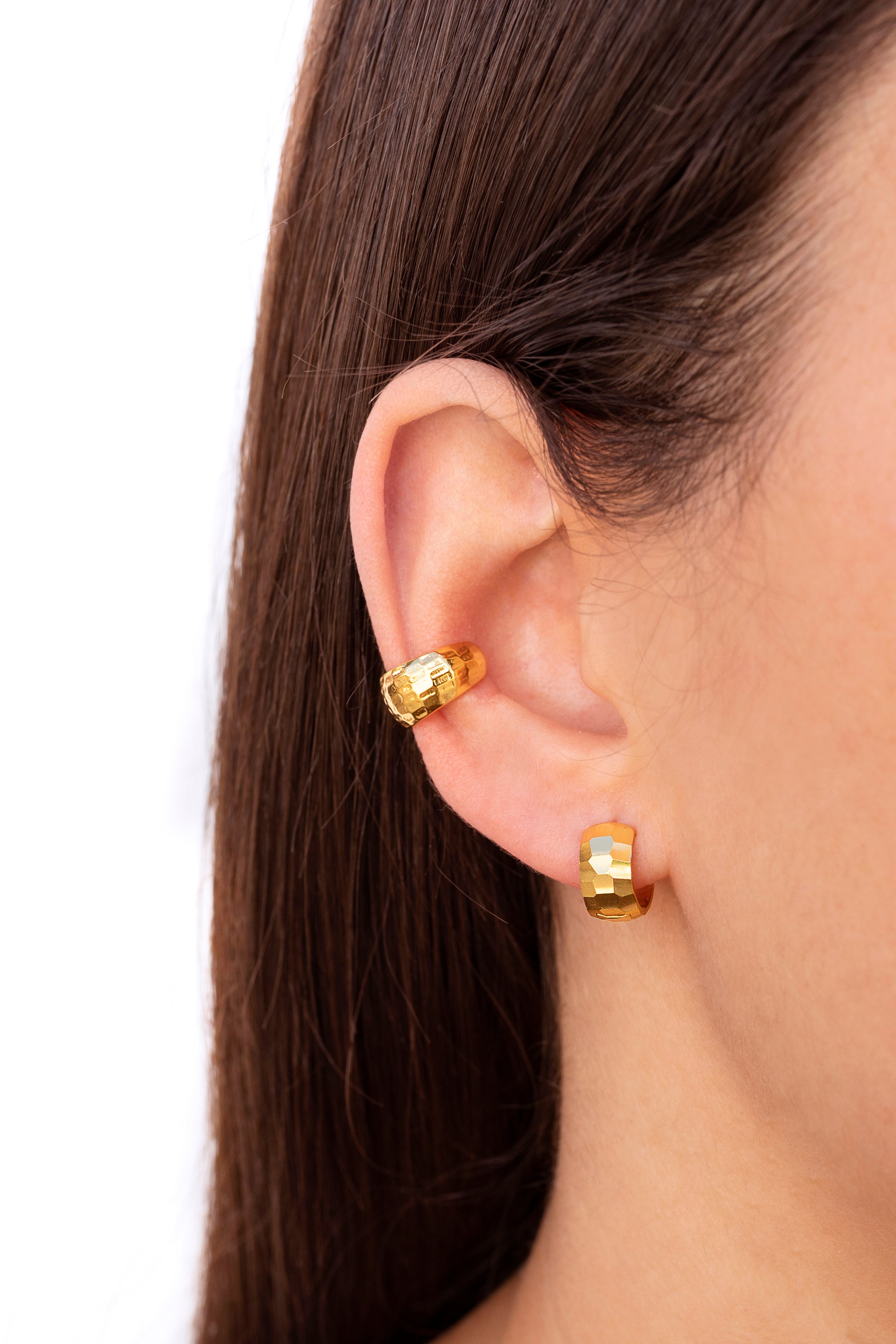 Klobige, facettierte und gehämmerte Ohrklemmen aus Muschelholz