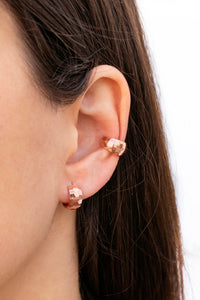 Klobige, facettierte und gehämmerte Ohrklemmen aus Muschelholz