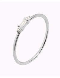 Feiner Ring mit kleinen Baguette- und Rundschliff-Zirkonen