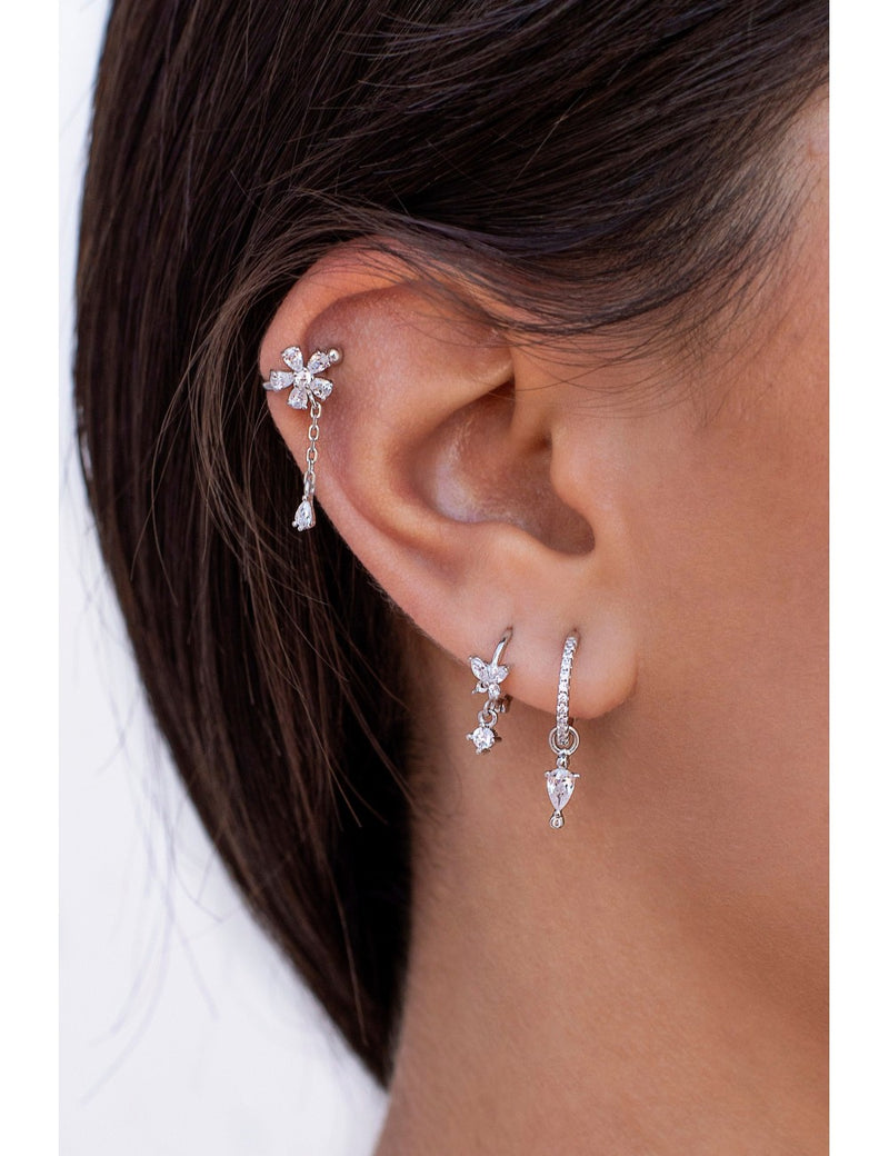 Pendientes de aro huggie en forma de mariposa con circonitas