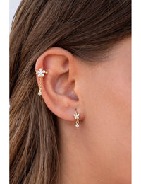 Pendientes de aro huggie en forma de mariposa con circonitas