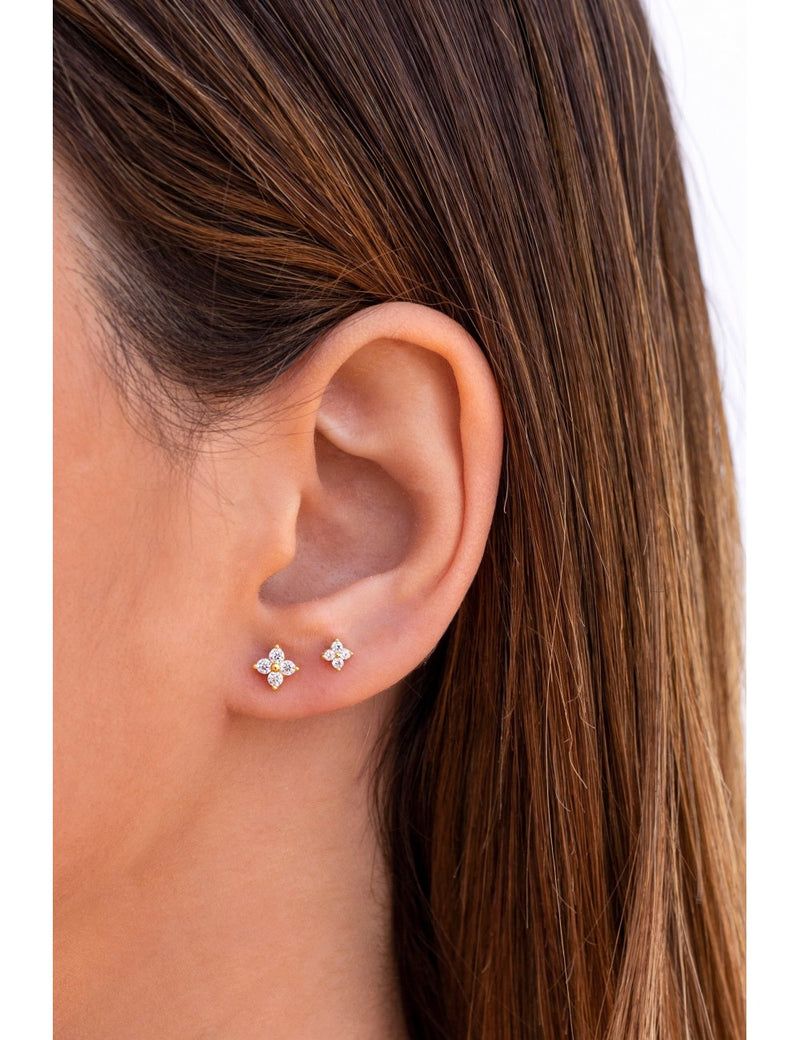 Pendientes stud pequeños en forma de flor con circonitas