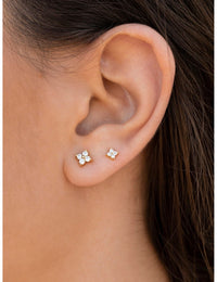 Pendientes stud pequeños en forma de flor con circonitas