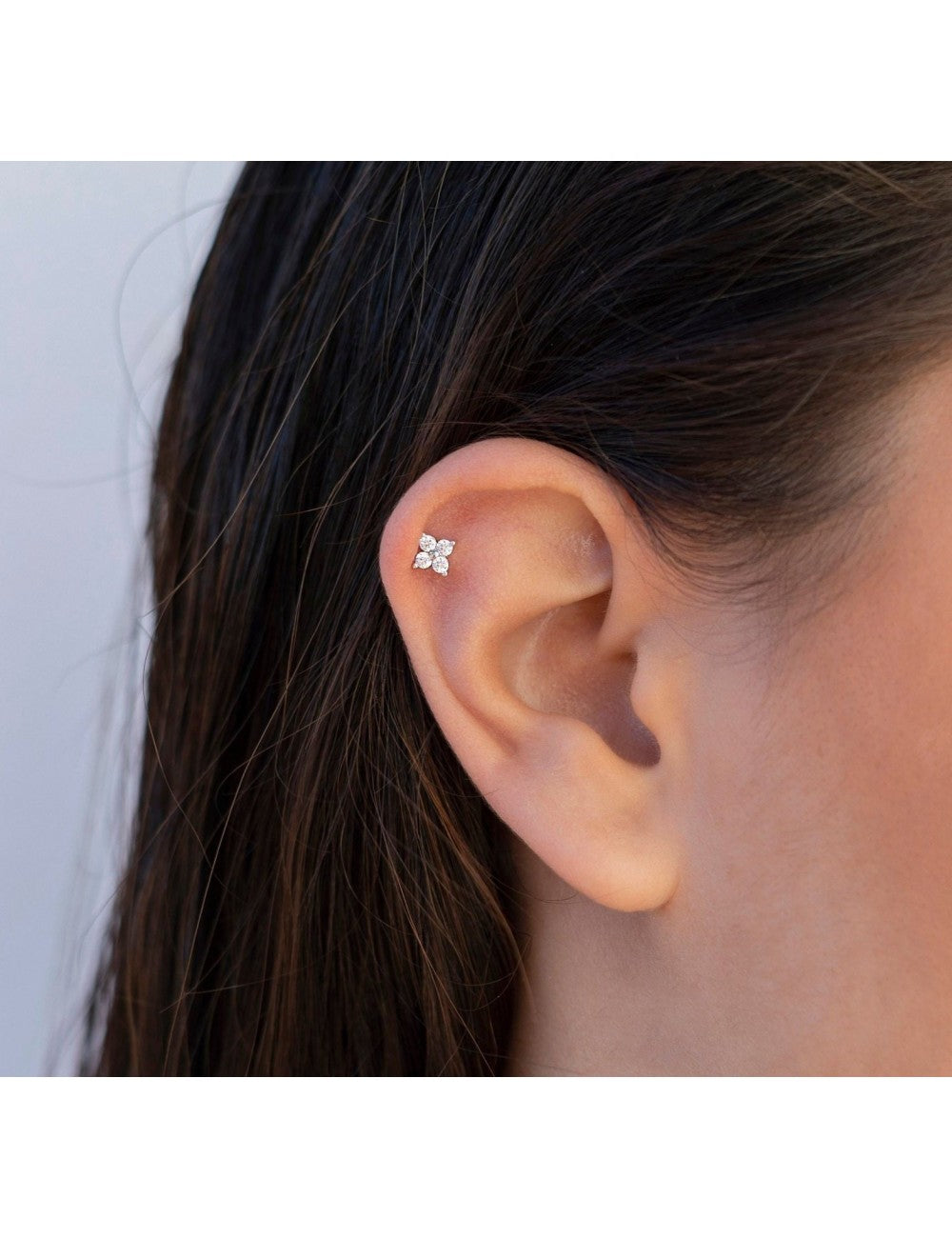Pendientes stud pequeños en forma de flor con circonitas