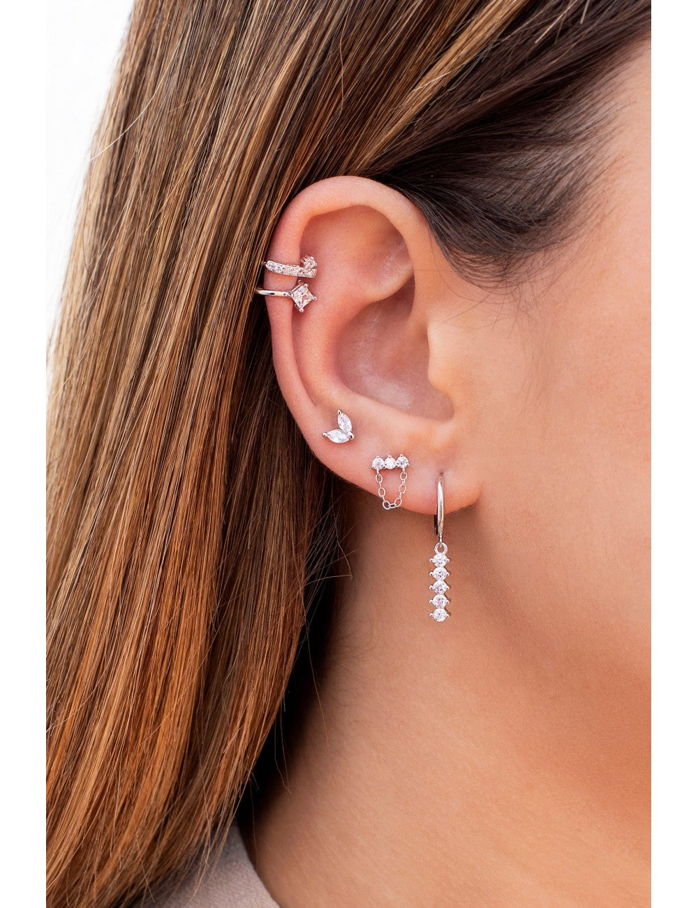 Pendientes stud en forma de flor con circonitas en talla marquesa