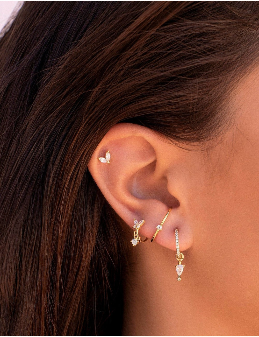 Pendientes stud en forma de flor con circonitas en talla marquesa