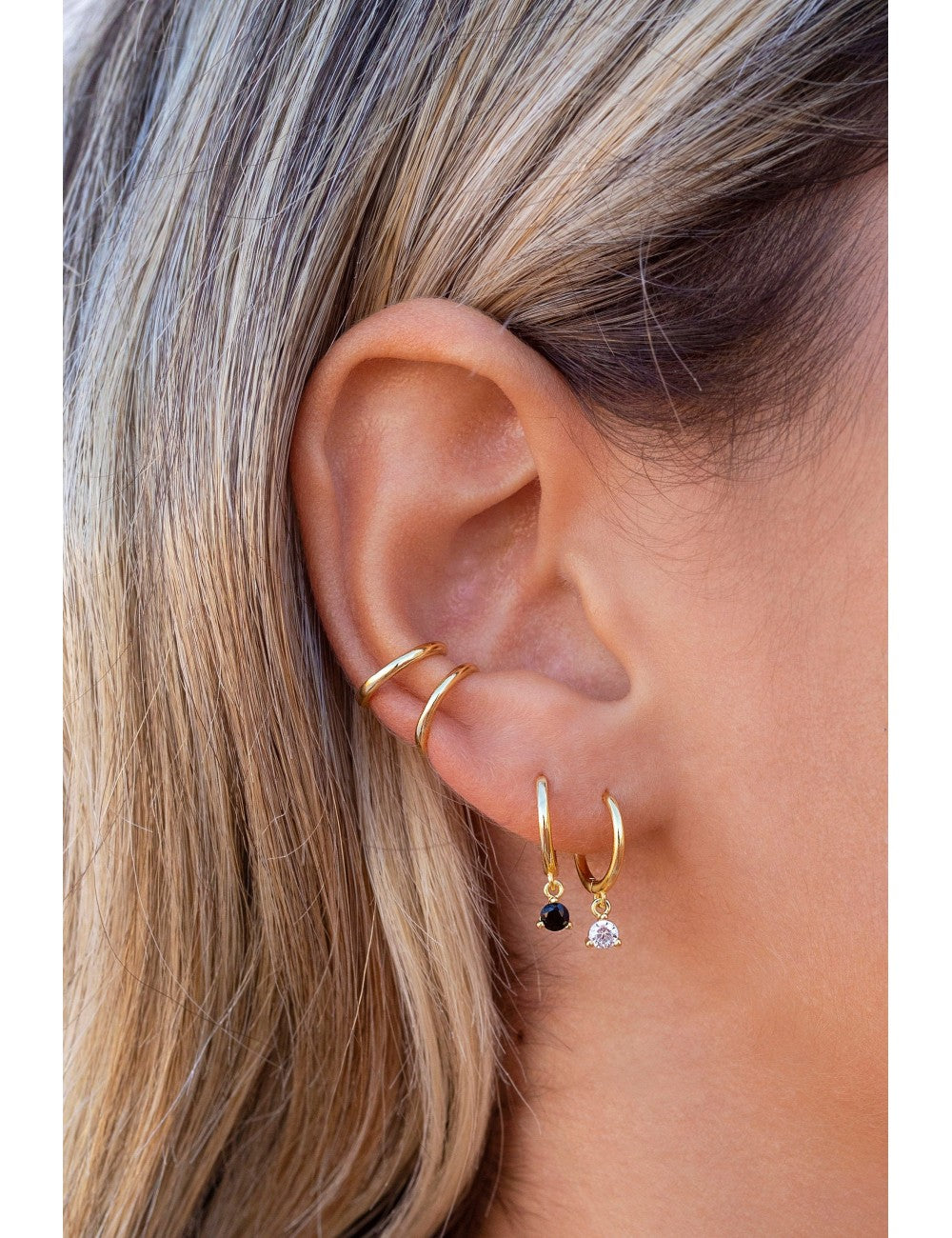 Pendientes de aro con charm circonita - Disponible en blanco. y negro