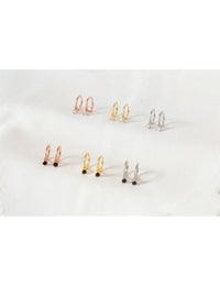 Pendientes de aro con charm circonita - Disponible en blanco. y negro