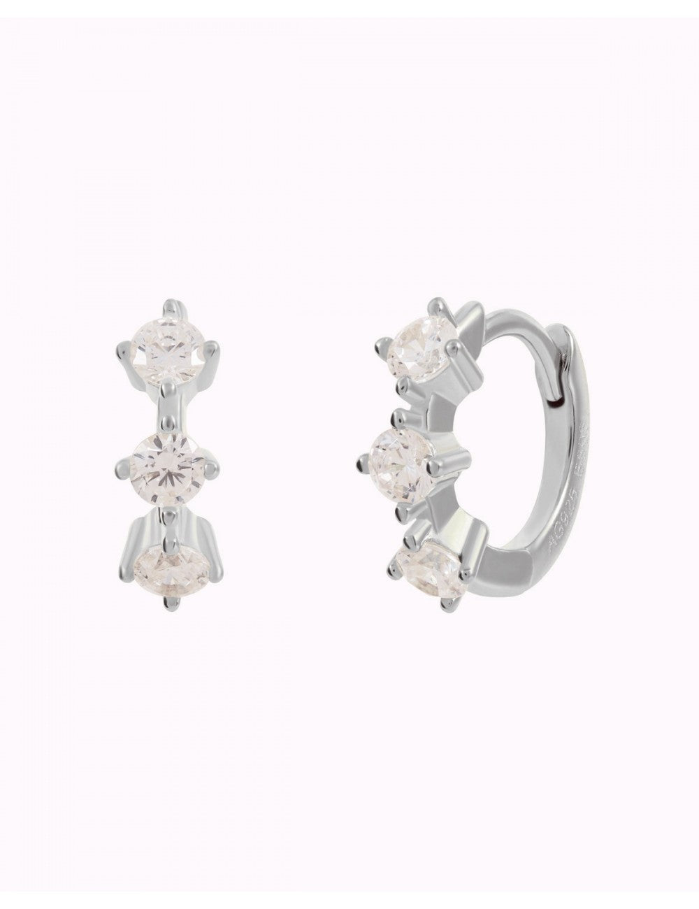 Pendientes de aro huggie con 3 circonitas engastadas en 4 garras