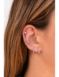 Pendientes de aro huggie con 3 circonitas engastadas en 4 garras