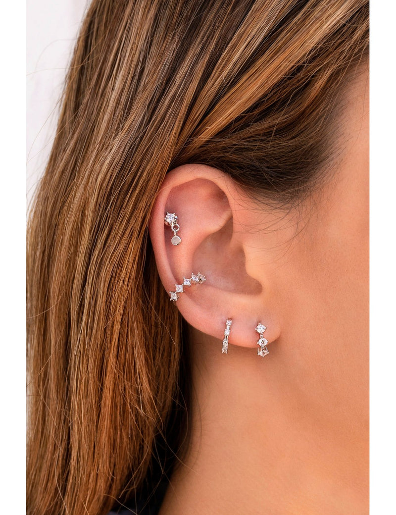 Pendientes de aro huggie con 3 circonitas engastadas en 4 garras