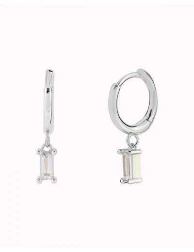Pendientes de aro huggie con charm de circonita en talla baguette