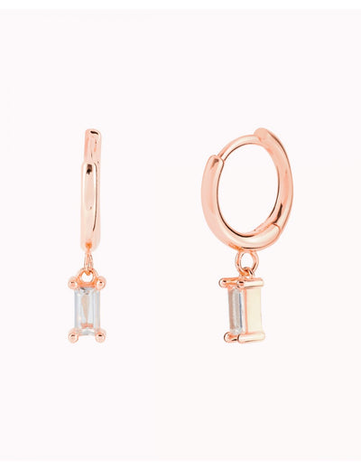 Pendientes de aro huggie con charm de circonita en talla baguette