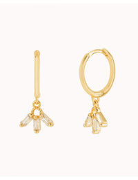 Pendientes de aro huggie con charm con 3 circonitas en talla baguette