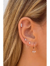 Pendientes de aro huggie con charm con 3 circonitas en talla baguette