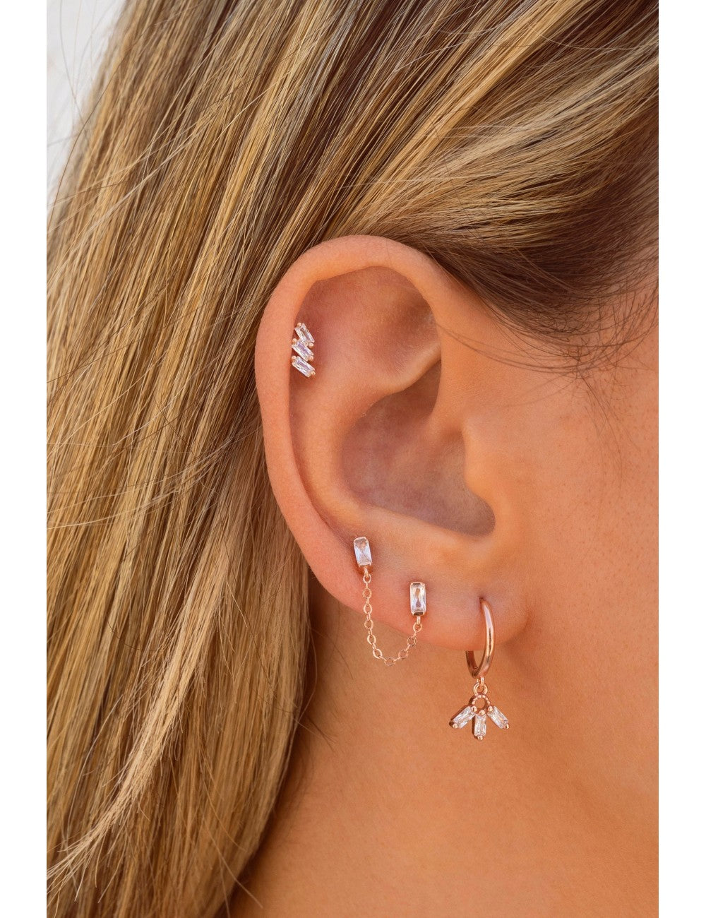 Pendientes de aro huggie con charm con 3 circonitas en talla baguette