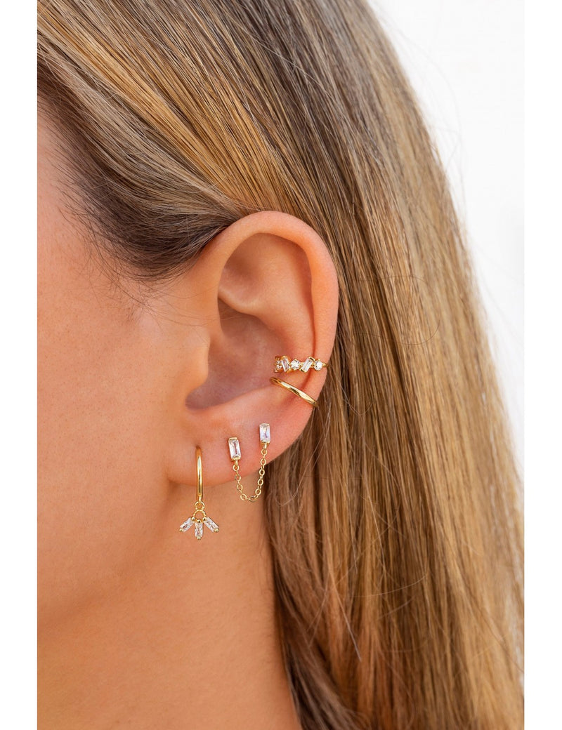 Pendientes de aro huggie con charm con 3 circonitas en talla baguette