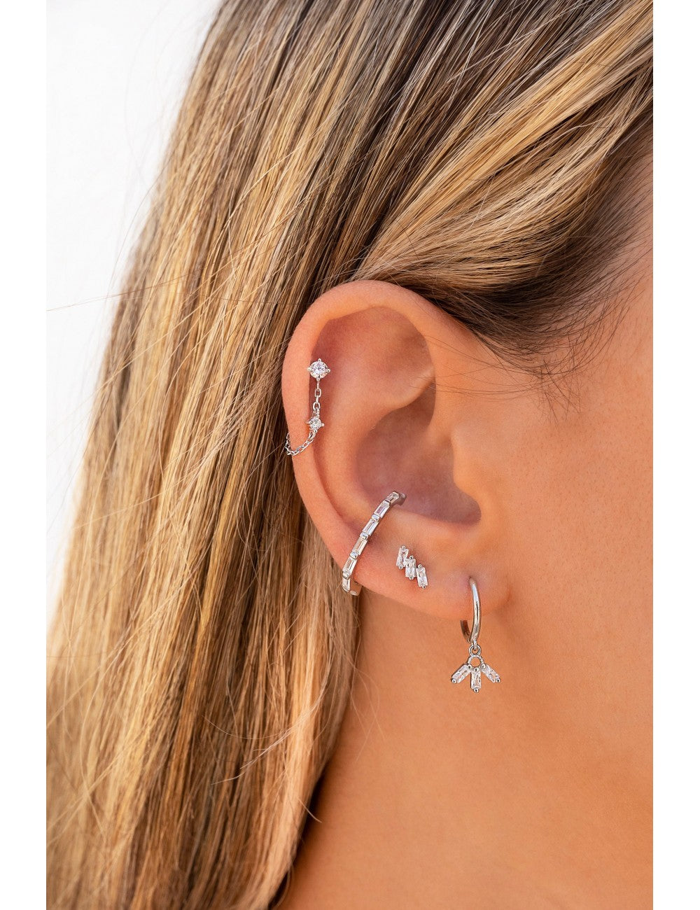 Pendientes de aro huggie con charm con 3 circonitas en talla baguette