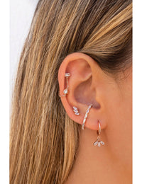 Pendientes de aro huggie con charm con 3 circonitas en talla baguette