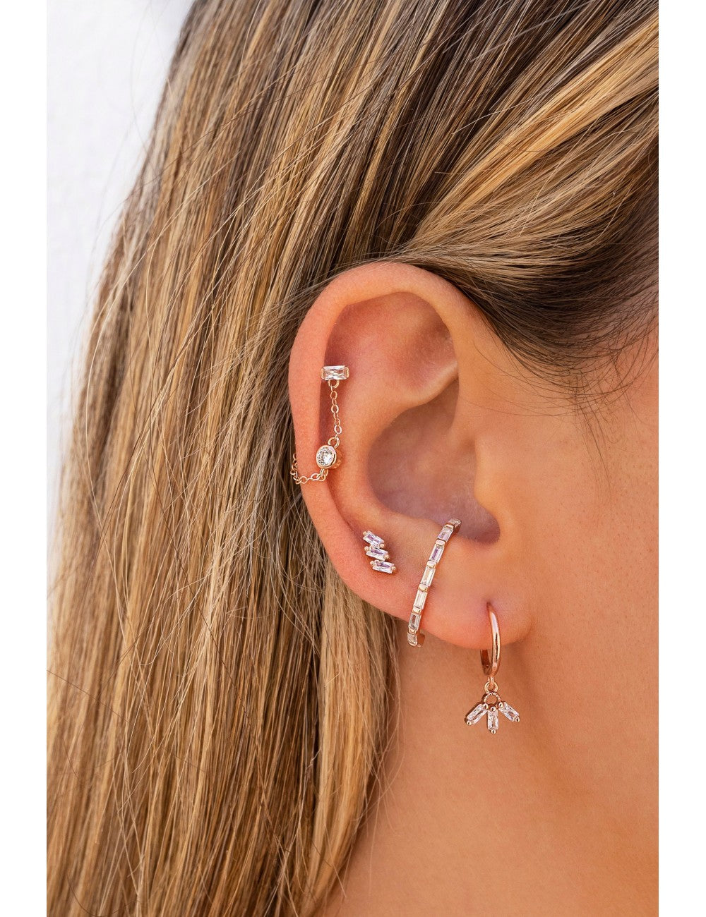 Pendientes de aro huggie con charm con 3 circonitas en talla baguette