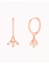 Pendientes de aro huggie con charm con 3 circonitas en talla baguette