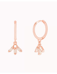 Pendientes de aro huggie con charm con 3 circonitas en talla baguette