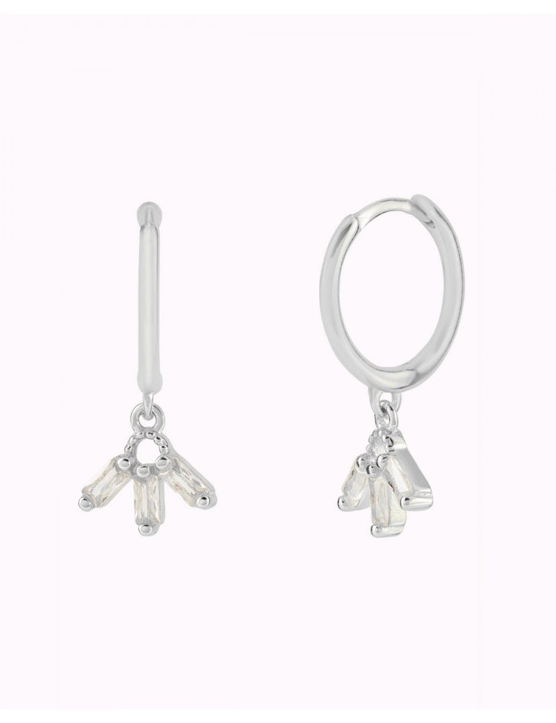 Pendientes de aro huggie con charm con 3 circonitas en talla baguette