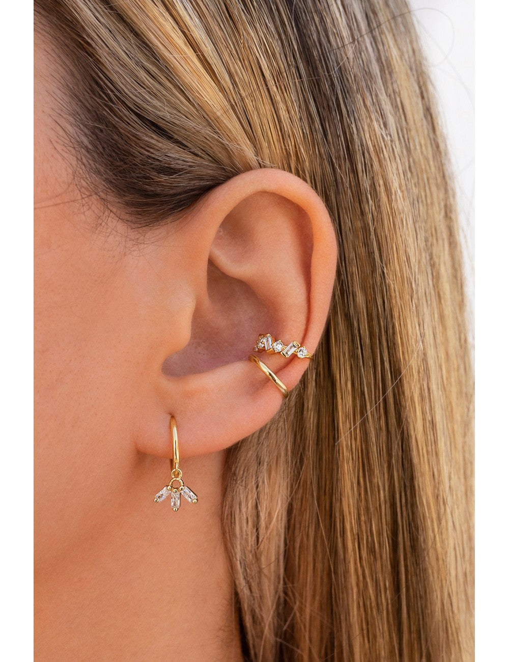Pendientes de aro huggie con charm con 3 circonitas en talla baguette