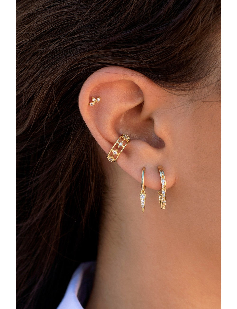 Pendientes de aro huggie con charms en forma de triángulo con circonitas