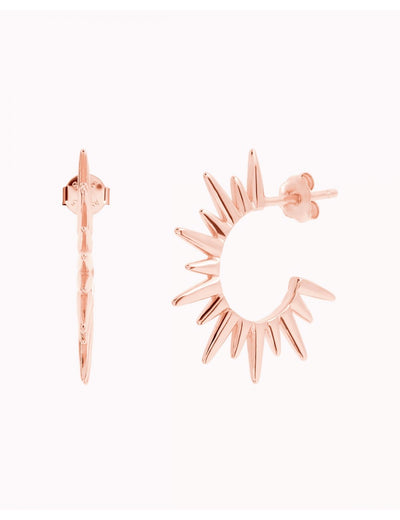 Große Creolen mit sonnenförmigen Zacken