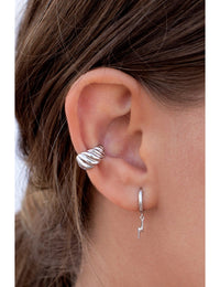 Pendientes de aro huggie con colgante en forma de rayo