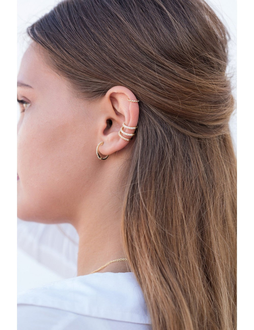 Pendientes de aro con circonitas y cierre de botón