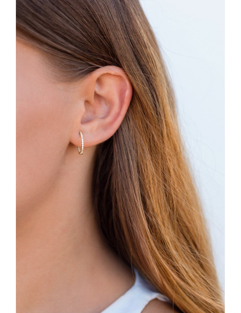 Pendientes de aro con circonitas y cierre de botón