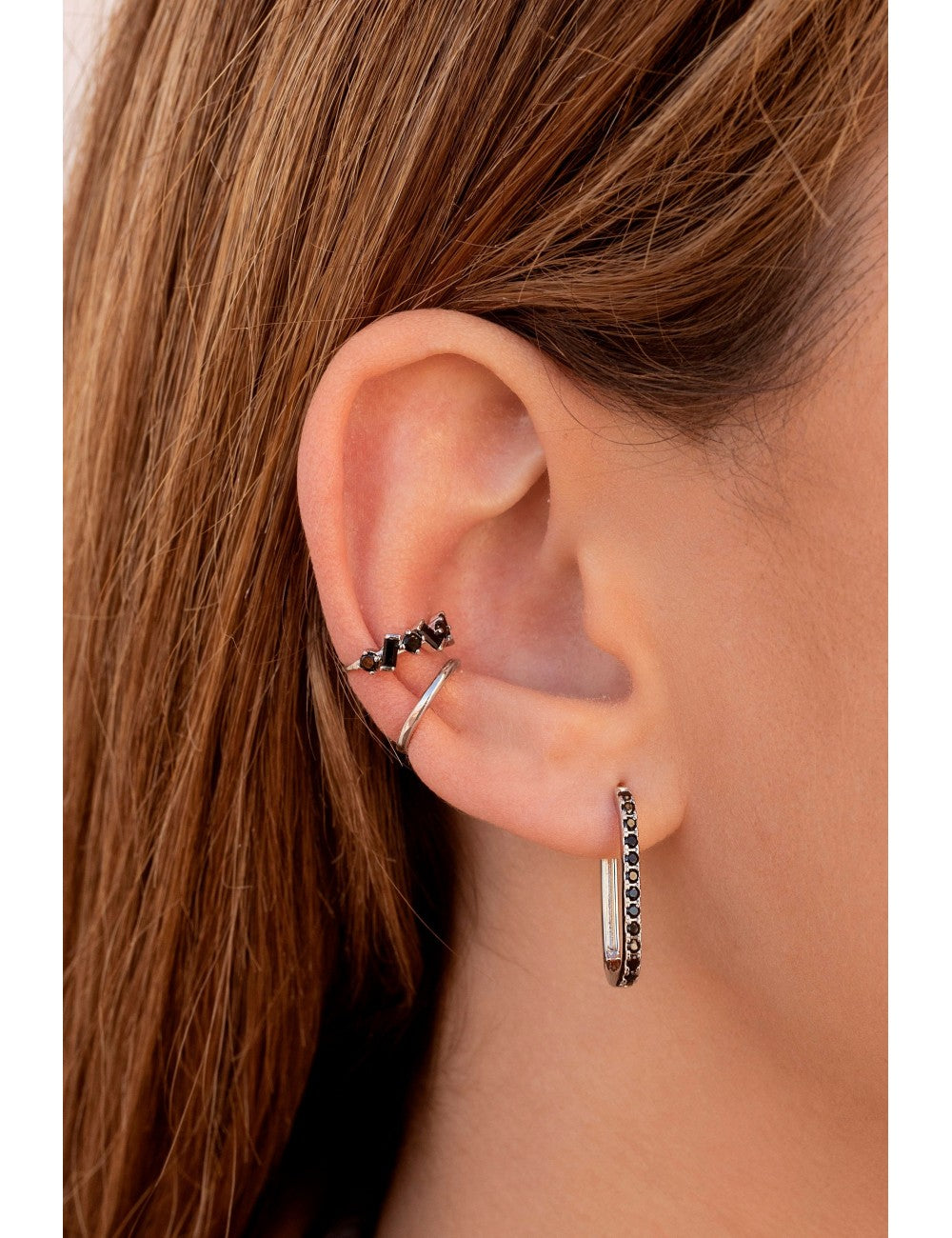 Pendientes de aro rectangulares con circonitas de color negro en pavé
