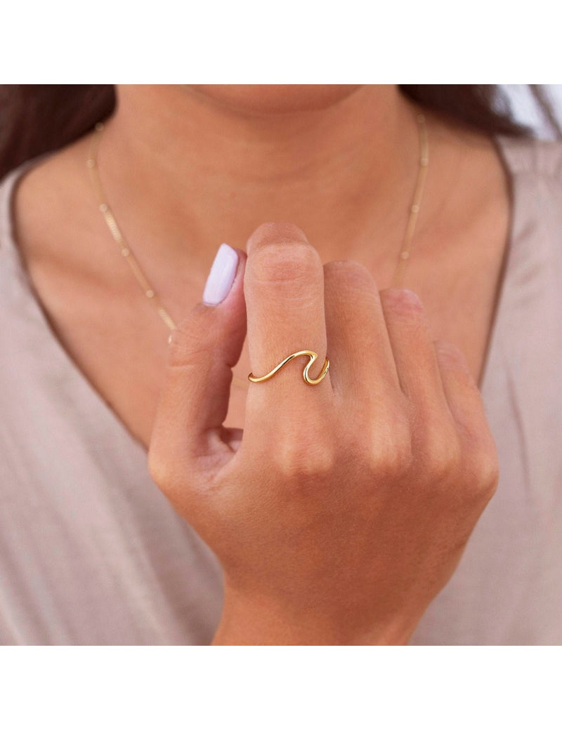 Bague minimaliste en forme de vague océanique