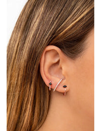 Petites boucles d'oreilles créoles avec zircones blanches et noires taille princesse