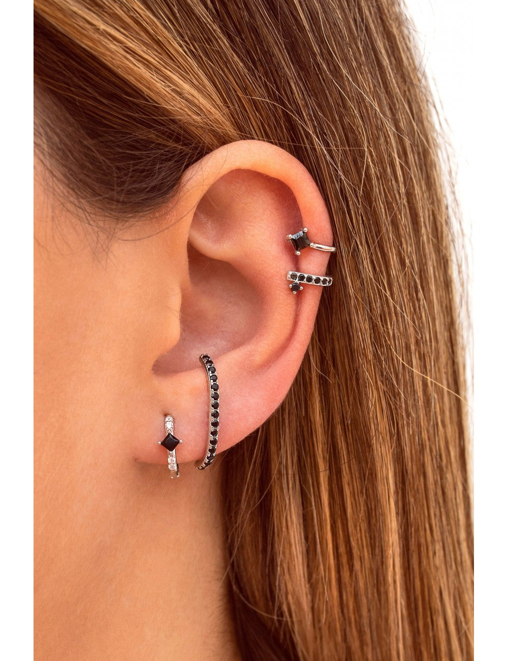 Petites boucles d'oreilles créoles avec zircones blanches et noires taille princesse