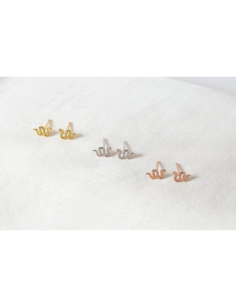 Petites boucles d'oreilles à tige en forme de serpent