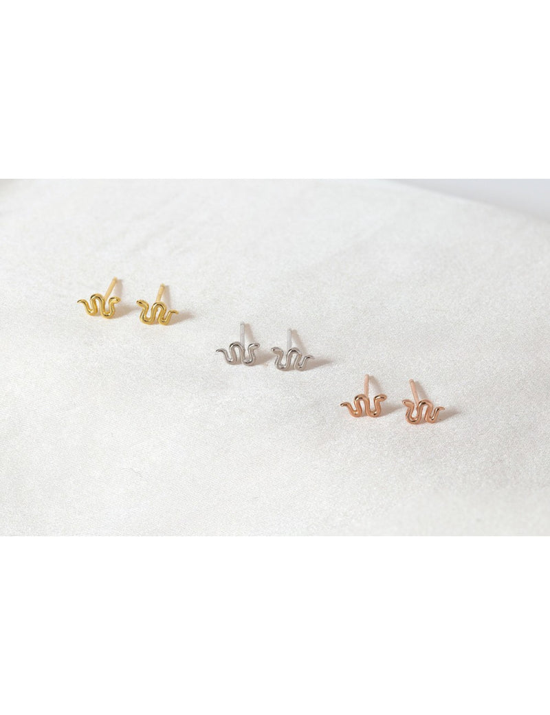 Petites boucles d'oreilles à tige en forme de serpent