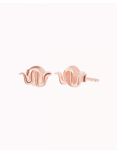 Kleine Ohrstecker in Schlangenform