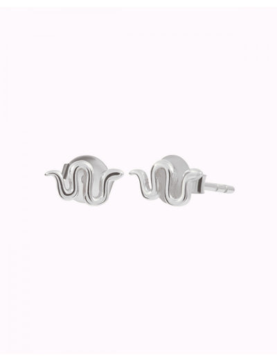 Kleine Ohrstecker in Schlangenform