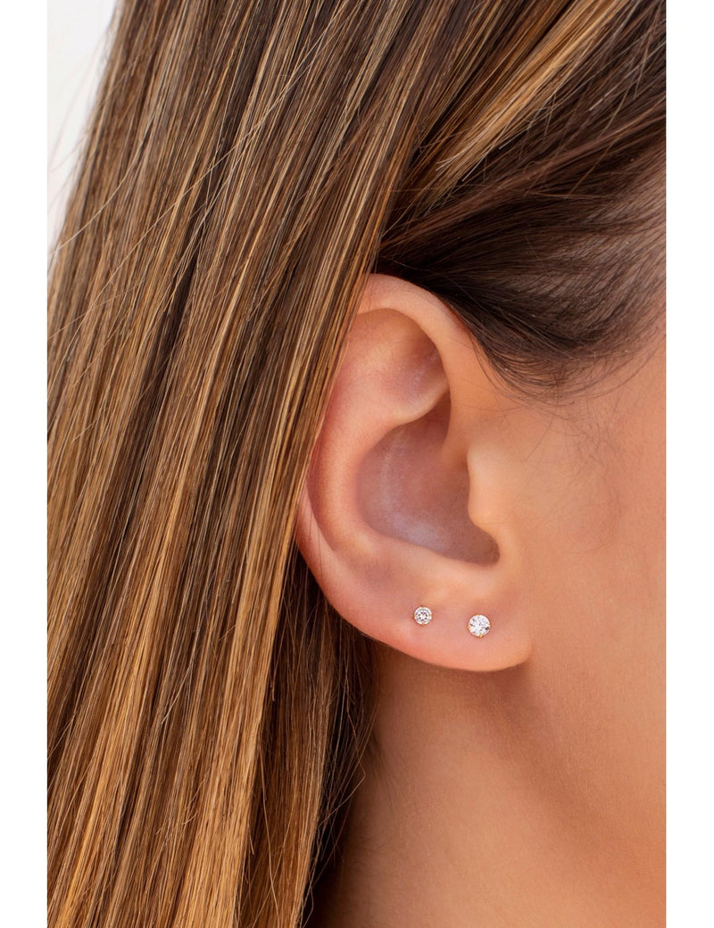 Pendientes stud pequeños con circonitas con garras invisibles - Dos tamaños disponibles