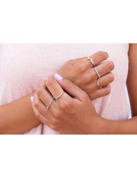 Bague fine avec petits zircons en forme de V
