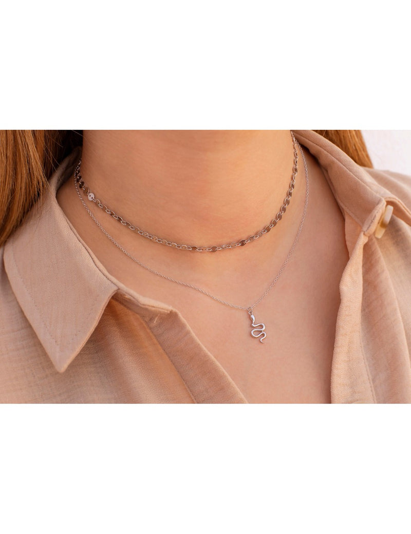 Collar de cadena con colgante en forma de serpiente