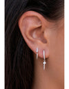 Pendientes stud con circonita en talla baguette y charm en forma de pincho - Dos tamaños disponibles
